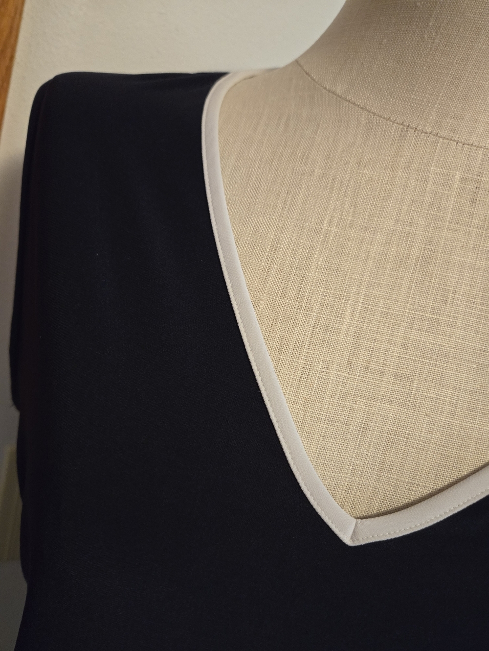 TOMMY HILFIGER Women's Navy Blue V-Neck Top with White Trim. Size Large. - Picture 2 of 8